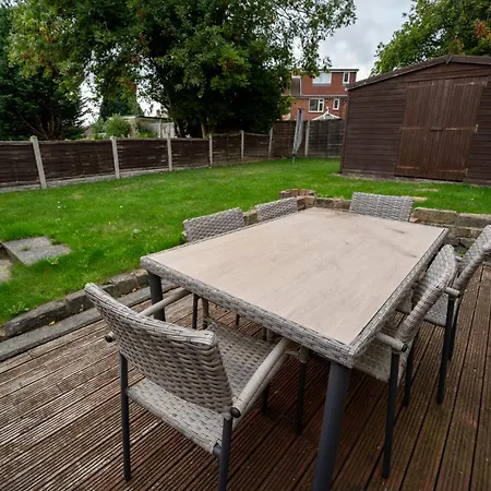 Holiday home Stunning 5 Bed 3 Bathroom In Headingley *