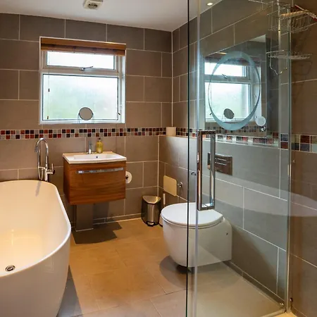 Stunning 5 Bed 3 Bathroom In Headingley Holiday home Leeds (West Yorkshire)