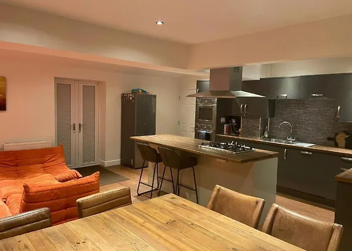 Сasa de vacaciones Stunning 5 Bed 3 Bathroom In Headingley *