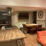 Tatil Evi Stunning 5 Bed 3 Bathroom In Headingley