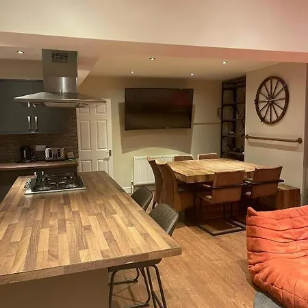 Дом отдыха Stunning 5 Bed 3 Bathroom In Headingley